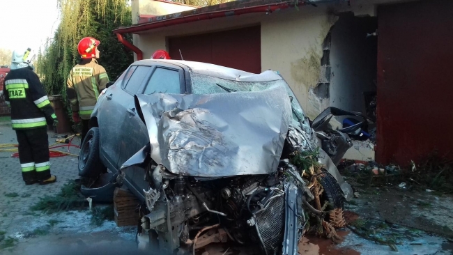 Refüje çarpıp havalanan araç bir evin duvarına çarptı