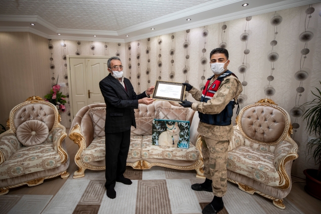 İstanbul’dan gelen koronavirüslü hastalar hakkında bilgi veren Edremit ilçesi Doğanlar Mahallesi Muhtarı İbrahim Öndil Valilik tarafından ödüllendirildi.