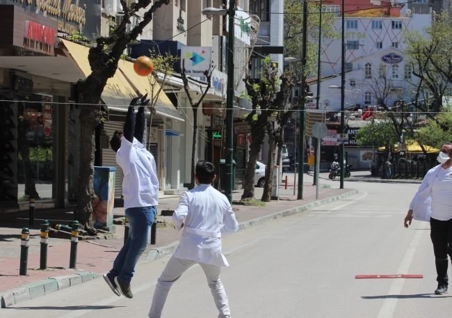 Eczacılar Bursa'nın en işlek caddesine ip gerip voleybol oynadı