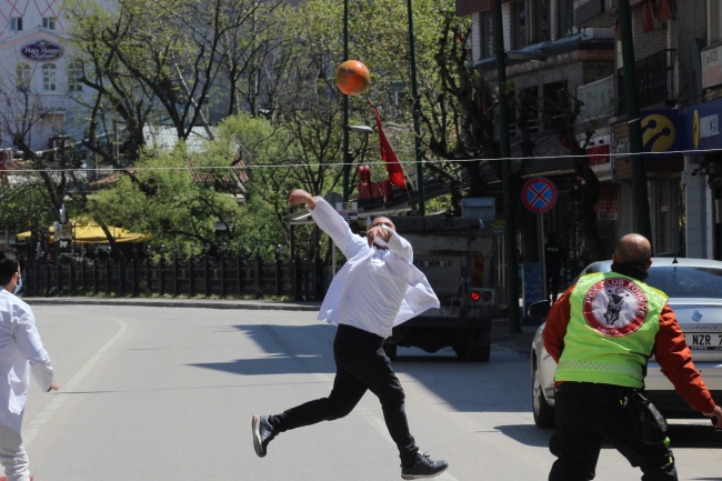Eczacılar Bursa'nın en işlek caddesine ip gerip voleybol oynadı