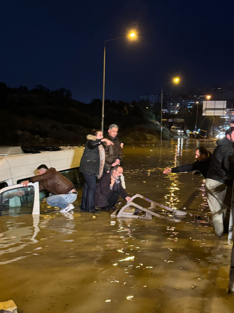 Aydın'ı sağanak vurdu: Yollar göle döndü, araçlar suya gömüldü