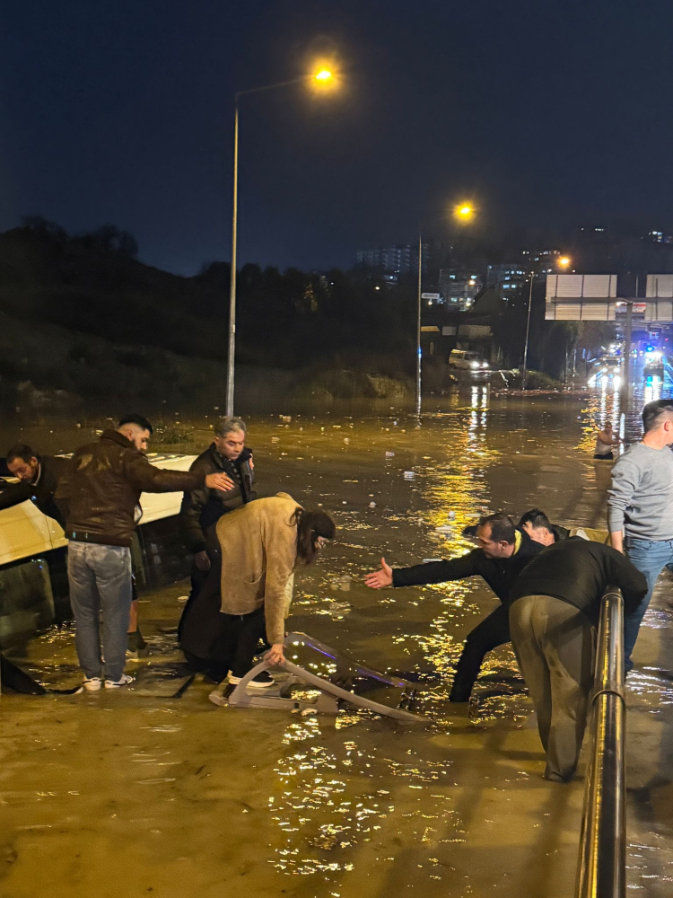 Aydın'ı sağanak vurdu: Yollar göle döndü, araçlar suya gömüldü