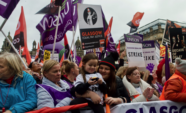 İskoçya'da kadınlar eşit ücret için sokağa çıktı