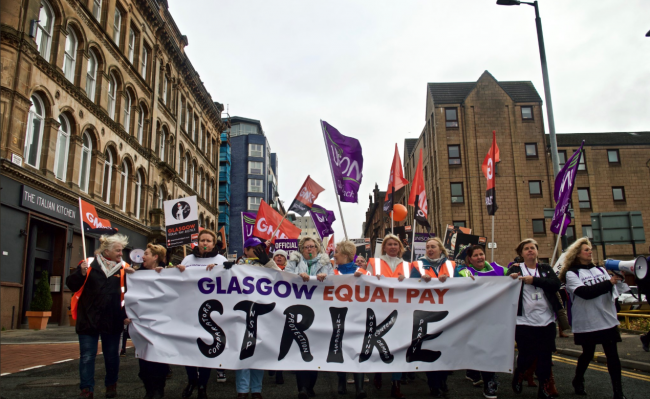 İskoçya'da kadınlar eşit ücret için sokağa çıktı