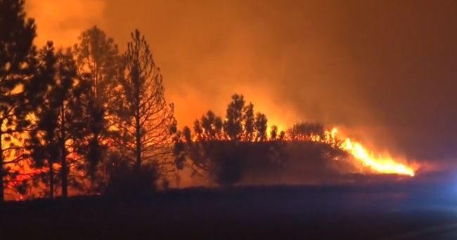 İtfaiye görevlileri California yangınını söndürmek için savaşıyor
