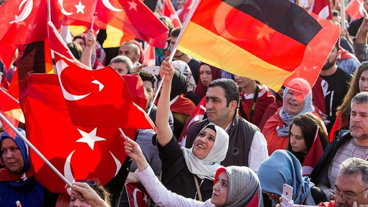 Almanya'da yaşayan milyonlarca Türk, Ankara-Berlin hattının sıcak gündemlerinden biri olacak.