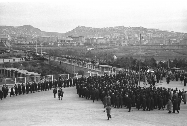 Gözü yaşlı bir ulus kahramanını böyle uğurladı
