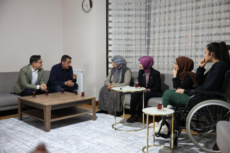 Bakan Göktaş depremzede Sınırgeç ailesinin iftar sofrasına konuk oldu