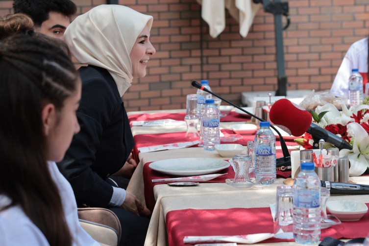 Bakan Göktaş, devlet himayesindeki başarılı sporcu gençlerle buluştu
