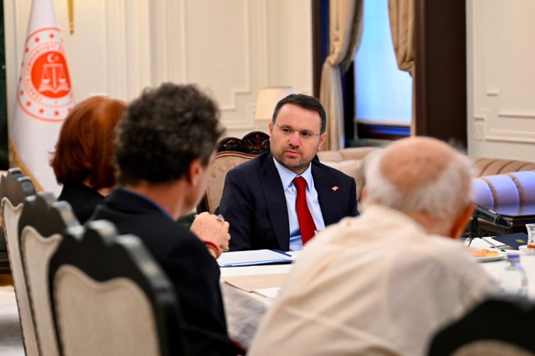 Bakan Gürlek, Uğur Mumcu'nun ailesiyle görüştü