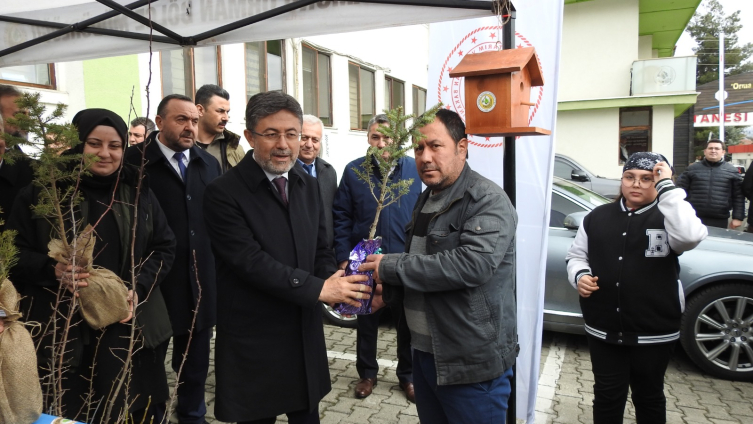 Bakan Yumaklı, Kastamonu'da çiftçiye çeltik tohumu dağıttı