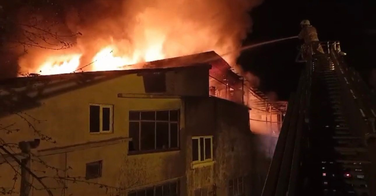 Bartın'da mobilya imalathanesinde yangın çıktı