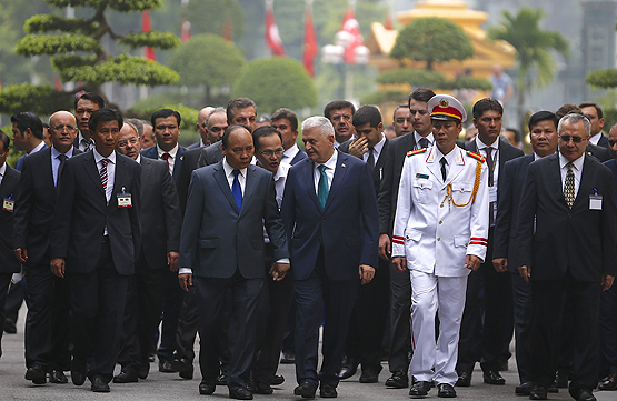 Başbakan Yıldırım Vietnam'da resmi törenle karşılandı