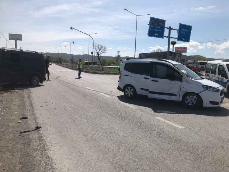 Bingöl'de minibüs ile hafif ticari araç çarpıştı: 15 yaralı