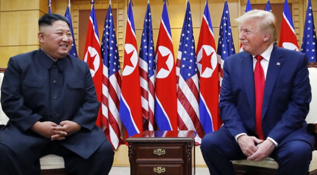 Trump ile Kim "silahsızlandırılmış bölge"de buluştu