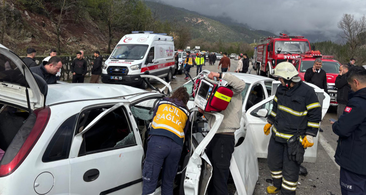 Burdur'da otomobiller kafa kafaya çarpıştı: Ölü ve yaralılar var