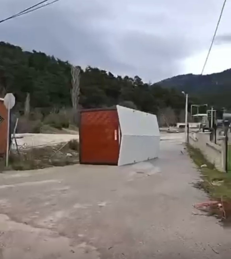 Bursa'da kuvvetli rüzgar: Ağaçlar devrildi