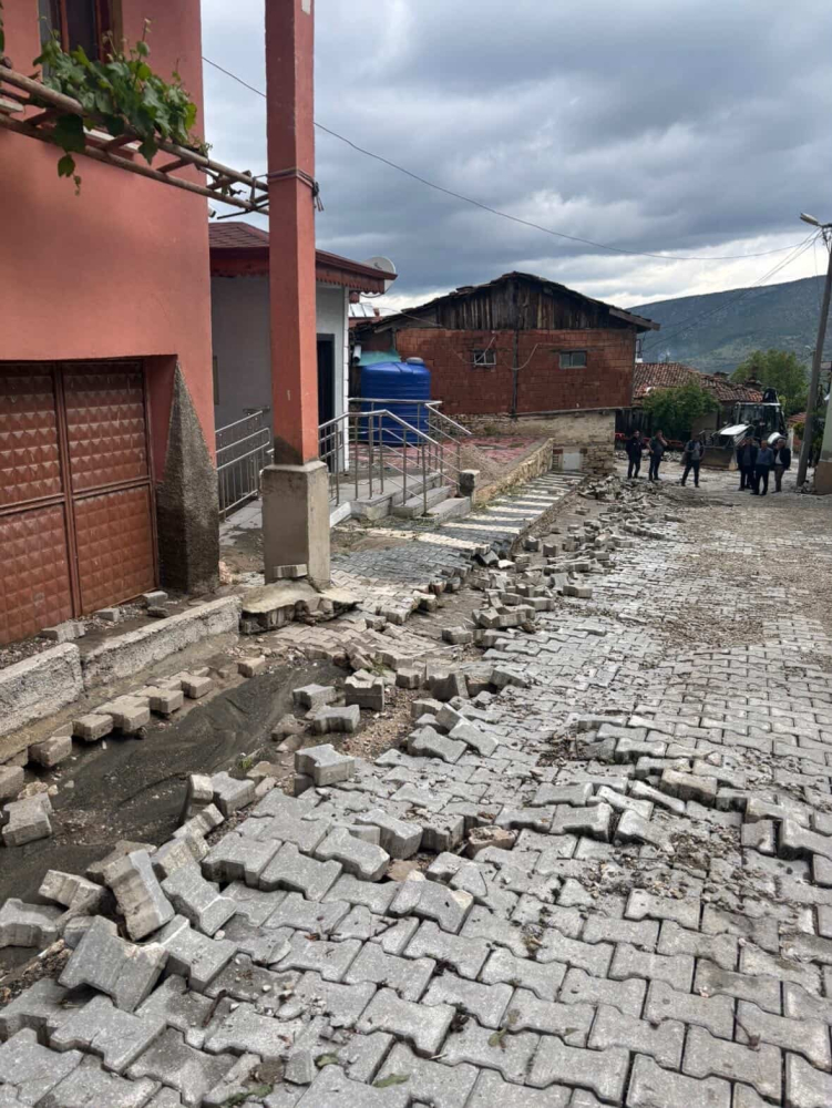 Bursa'da sağanak: Evleri su bastı, çatı çöktü