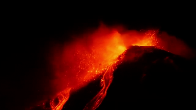 İtalya’nın öfkeli yanardağı Etna faaliyete geçti