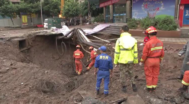 Çin'de kaldırım çökmesiyle oluşan çukura düşen 4 kişi hayatını kaybetti