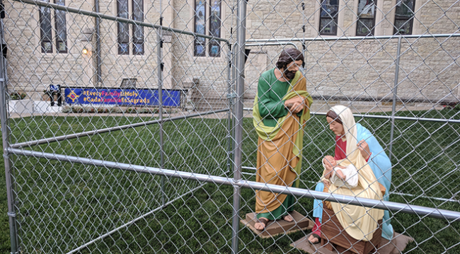 ABD'de bir kiliseden Trump'ın göçmen politikasına kafesli protesto