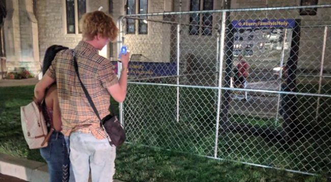 ABD'de bir kiliseden Trump'ın göçmen politikasına kafesli protesto