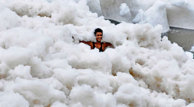 Toksik köpük Hindistan'ın kutsal Yamuna Nehri'ni kirletiyor