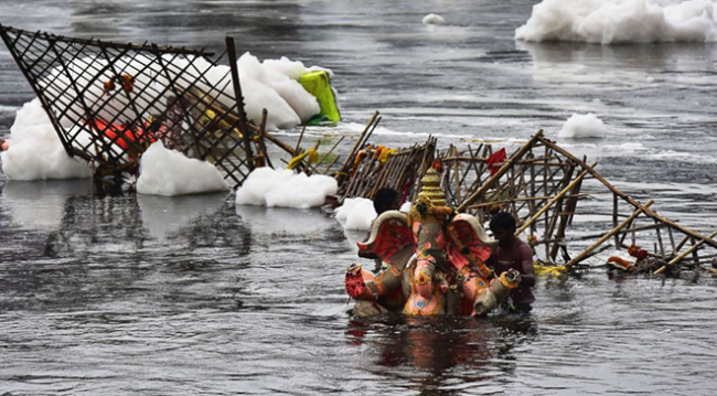 Toksik köpük Hindistan'ın kutsal Yamuna Nehri'ni kirletiyor