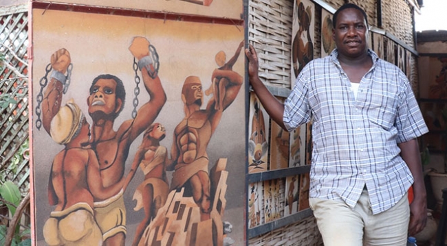 Köle adasının tarihini rengarenk kumlarla tablolara yansıtıyor