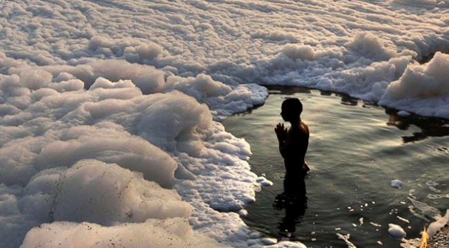 Toksik köpük Hindistan'ın kutsal Yamuna Nehri'ni kirletiyor
