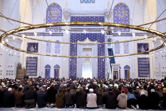 Çamlıca Camii ibadete açıldı