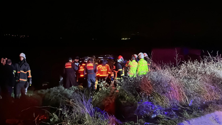 Polisten kaçarak ters yöne giren araç faciaya yol açtı: 5 ölü