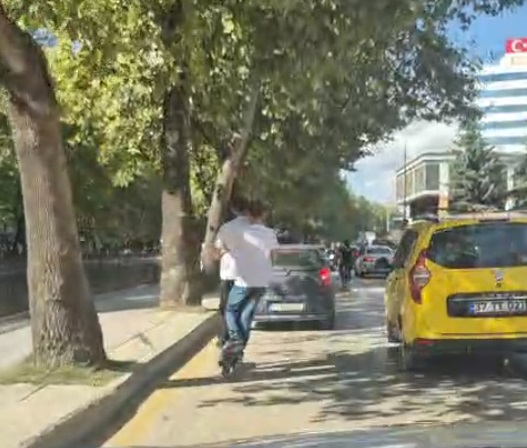 Çocukların scooter ile tehlikeli yolculuğu kamerada