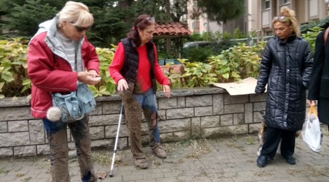 Yolda yürürken beton dökülen çukura düştüler