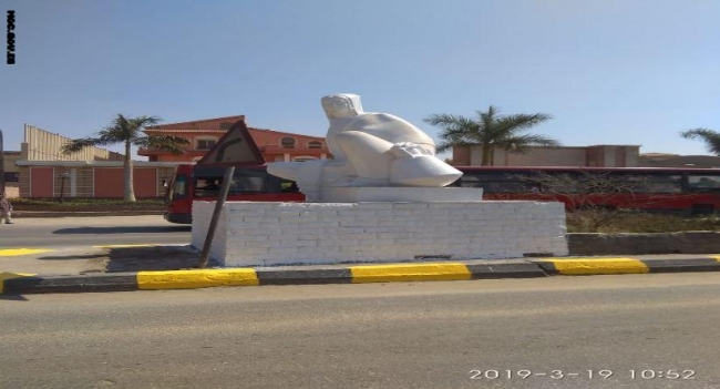 Mısır'da rujlu çiftçi heykeli tepki çekti