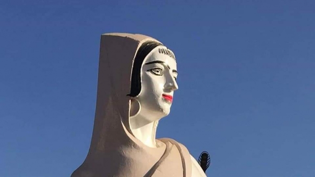 Mısır'da rujlu çiftçi heykeli tepki çekti