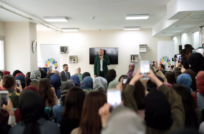 Cumhurbaşkanı Erdoğan'dan kız öğrenci yurduna ziyaret