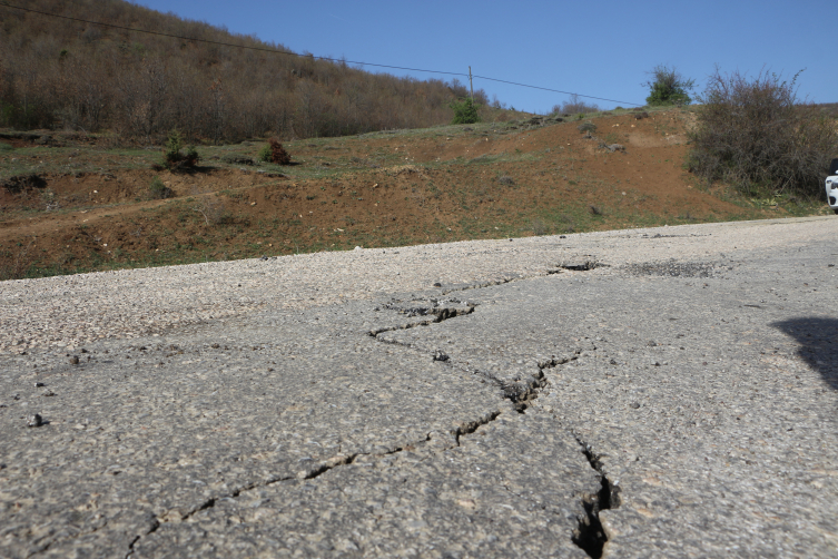 Tokat'ta bazı yollarda çatlaklar oluştu