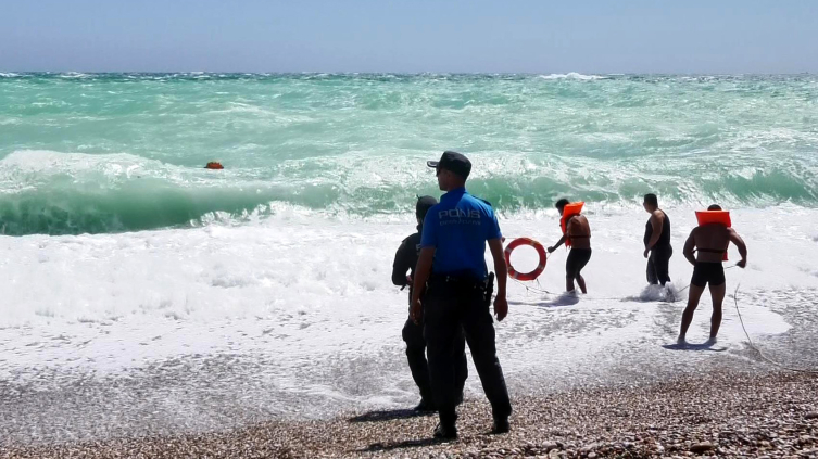 Denizde mahsur kalan genç, insansız cankurtaran ile kurtarıldı