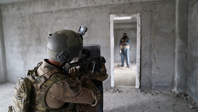 Komandolar, menskun mahal operasyonlarına dair eğitimleri sahaya çok benzer çekilde inşa edilen alanlarda alıyor.