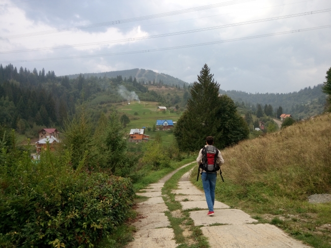 İşinden istifa etti, şimdi bileklik satarak dünyayı geziyor