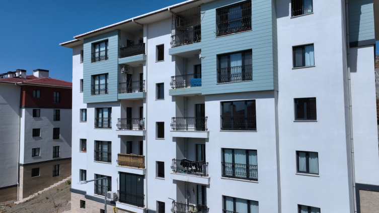 Bakan Kurum depremzede ailenin bayram sevincini paylaştı