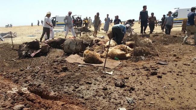 Esed rejimi İdlib'de sivillerin sığındığı kampı vurdu