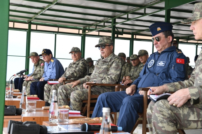 Genelkurmay Başkanı Akar ve kuvvet komutanları Ege'de