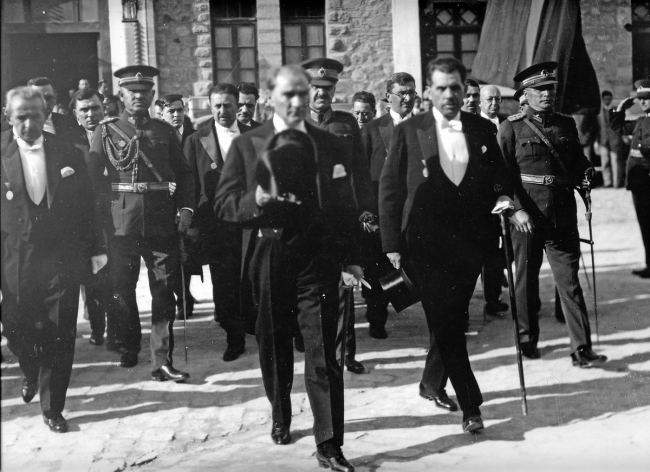 ''Bu antlaşma, Türk Milleti aleyhine, asırlardan beri hazırlanmış ve Sevr Antlaşması'yla tamamlandığı zannedilmiş büyük bir suikastın yıkılışını ifade eder bir vesikadır.'' Mustafa Kemal Atatürk