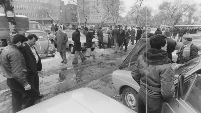 1981 yılında Ankara'da Gençlik Parkı'nın karşısında kurulan otomobil pazarı. Fotoğraf: Depophotos