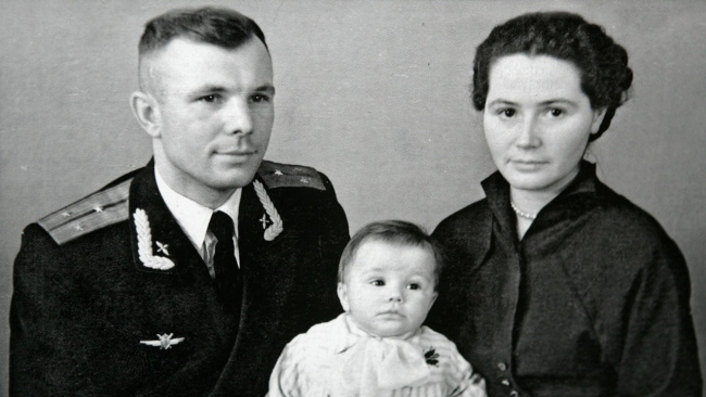 Uzaya giden ilk insan olan Rus kozmonot Yuri Gagarin eşi Valentina Ivanovna ve kızı Lena ile, 1958. Fotoğraf: Depophotos