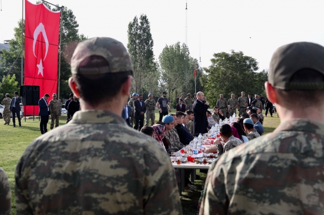 İçişleri Bakanı Soylu'dan askerlere bayram ziyareti