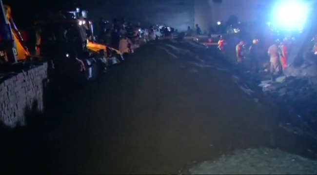 Hindistan'da bina çöktü