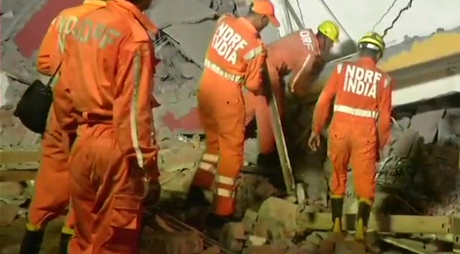 Hindistan'da bina çöktü